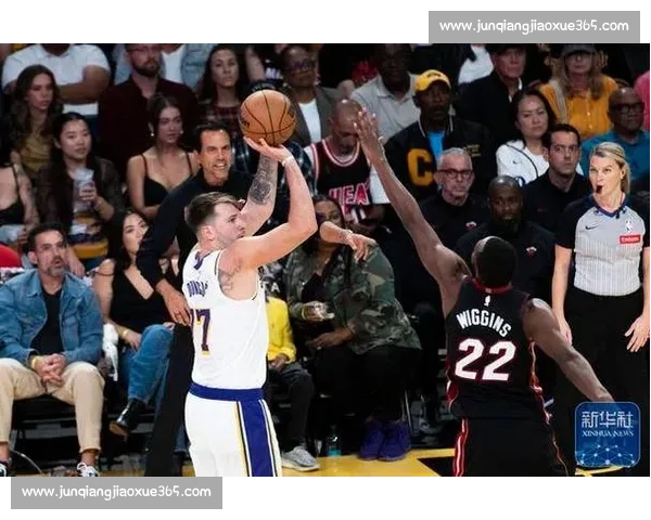 迈阿密热火鏖战洛杉矶湖人东西豪强巅峰对决之夜引爆全场篮球激情盛宴